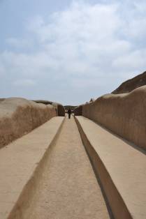 Caminhando pelas extensas ruínas de Chan Chan, em Trujillo, no Peru